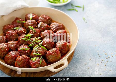 Boulettes de viande asiatiques à la sauce aigre-douce Banque D'Images