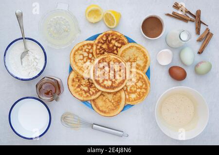 Crêpes américaines et ingrédients sur fond blanc Banque D'Images