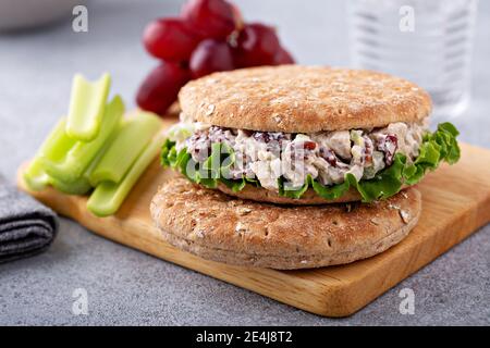 Sandwich avec salade de poulet Banque D'Images