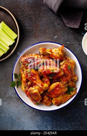 Ailes de poulet sucrées et épicées au glaçage Banque D'Images