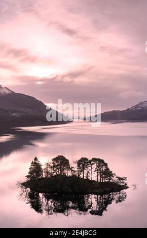 Ben Lomond au Loch Lomond pendant le lever de soleil rose ciel dedans Écosse Banque D'Images