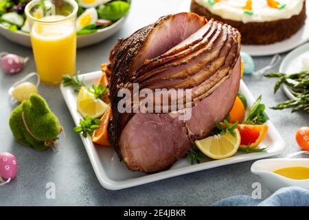 Jambon de Pâques sur la table Banque D'Images