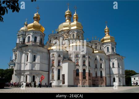 Kiev Ukraine, adorateurs en procession à l'extérieur de la cathédrale de Dormition décorée de façon ornée. Le monastère est considéré comme un centre historique national séparé Banque D'Images