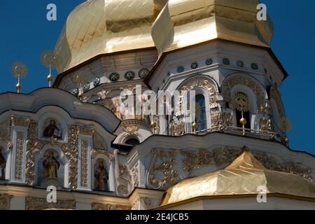 Kiev Ukraine, vue sur les peintures murales et les dômes dorés de la cathédrale de la Dormition décorée de façon ornée Banque D'Images