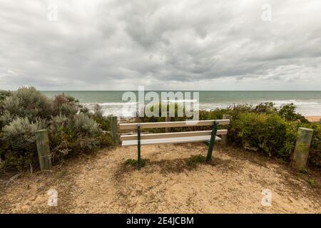 Parc Bench, regardez sur la côte à Binningup, Australie occidentale Banque D'Images