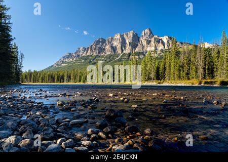 Castle Mountain et Bow River en été, jour ensoleillé. Vue sur le château. Parc national Banff, Rocheuses canadiennes, Alberta, Canada. Banque D'Images