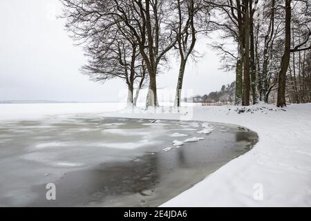 Journée d'hiver enneigée au bord du lac à Riga, en Lettonie Banque D'Images