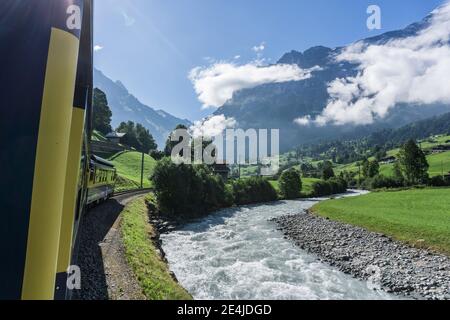 La Schwarze Lütschine, ou la rivière Black Lütschine depuis un train de l'Oberland bernois en direction de Grindelwald dans l'Oberland bernois en Suisse Banque D'Images