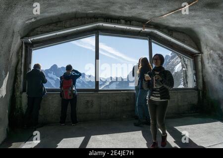 Passagers regardant par la fenêtre à la gare d'Eismeer sur le chemin de fer Jungfrau dans l'Oberland bernois, Suisse Banque D'Images