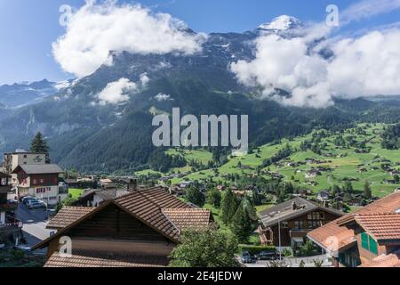 Vue de Grindelwald, dans l'Oberland bernois, Suisse prise du train, montrant la ville et les montagnes en arrière-plan Banque D'Images