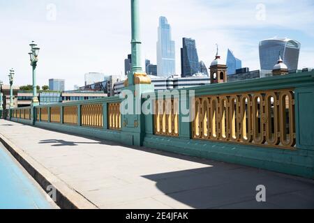 Royaume-Uni, Angleterre, Londres, pont vide avec horizon de la ville en arrière-plan Banque D'Images