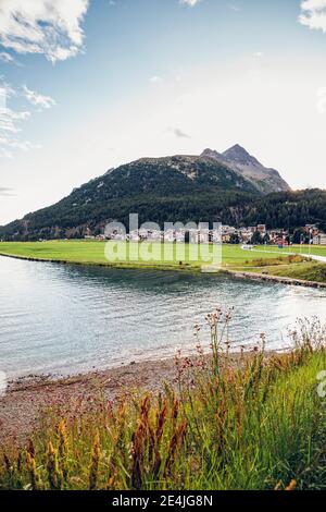 Suisse, canton des Grisons, Silvaplana, rive du lac Silvaplana avec village en arrière-plan Banque D'Images