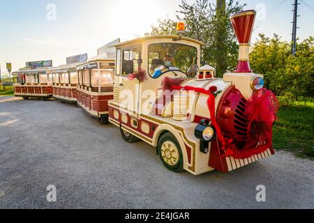 Train touristique à Saline di Cervia, Cervia, Ravenne, Emilie Romagne, Italie, Europe. Banque D'Images