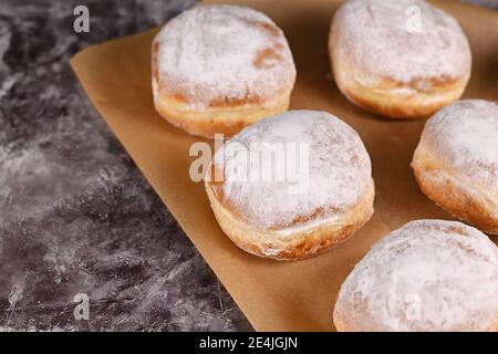 'Berliner Pfannkuchen', un donut allemand traditionnel comme un dessert rempli de confiture faite à partir de pâte de levure douce frite dans la graisse Banque D'Images