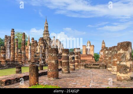 Statue de Bouddha debout dans une chapelle en ruines du complexe du monastère au temple Wat Mahathe, Parc historique de Sukhothai, Thaïlande Banque D'Images