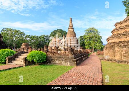 Statue de Bouddha et pagode temple Wat Mahathe, Parc historique de Sukhothai, Thaïlande Banque D'Images