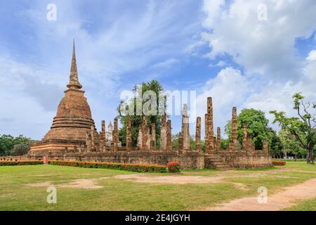 Pagode et complexe de monastère de chapelle en ruines au temple de Wat sa si, Parc historique de Sukhothai, Thaïlande Banque D'Images