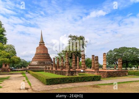 Pagode et complexe de monastère de chapelle en ruines au temple Wat Chana Songkhram, Parc historique de Sukhothai, Thaïlande Banque D'Images