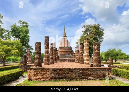 Pagode et complexe de monastère de chapelle en ruines au temple Wat Chana Songkhram, Parc historique de Sukhothai, Thaïlande Banque D'Images