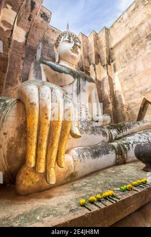 Célèbre statue de grand Bouddha nommée Phra Achana située dans une chapelle en ruines au temple Wat si CHUM, Parc historique de Sukhothai, Thaïlande Banque D'Images