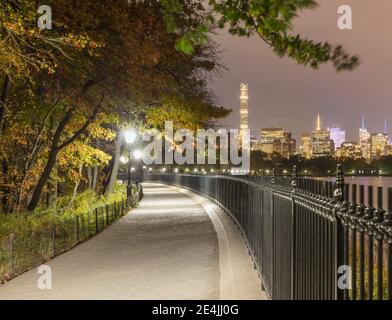 États-Unis, New York, New York, Central Park sentier et arbres la nuit Banque D'Images