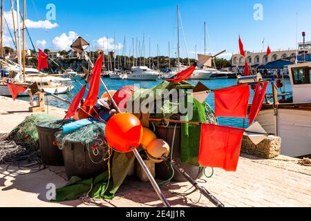 Espagne, Majorque, Porto Cristo, bouées, drapeaux et filets de pêche situés dans le port Banque D'Images
