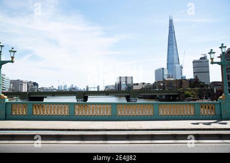 Royaume-Uni, Angleterre, Londres, gratte-ciel de Shard vu depuis un pont vide Banque D'Images