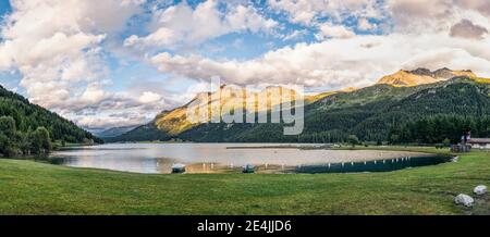 Suisse, canton des Grisons, Silvaplana, Panorama de la rive du lac Silvaplana Banque D'Images