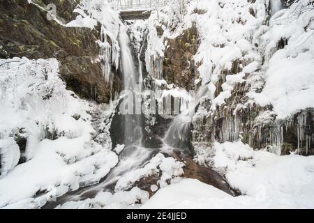 cascade en hiver dans la neige, située près de fahl dans la forêt noire en allemagne. (Fahler Wasserfall) Banque D'Images