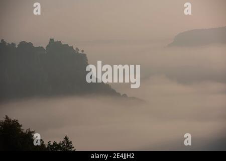 Cloudscape couvrant la vallée du Danube à Beuron, Alb souabe, Allemagne Banque D'Images
