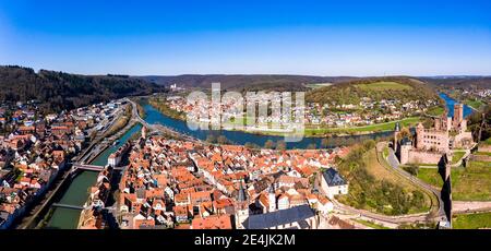 Allemagne, Bade-Wurtemberg, Wertheim am main, vue en hélicoptère de la ville située au confluent des rivières Tauber et main en été Banque D'Images