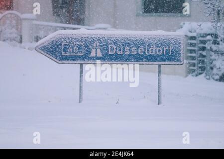 Düsseldorf, Allemagne. 24 janvier 2021. Un panneau bleu enneigé sur l'A46 près de Düsseldorf. Crédit : David Young/dpa/Alay Live News Banque D'Images