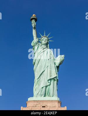 États-Unis, New York, New York, Statue de la liberté contre le ciel bleu Banque D'Images