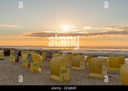 Plage de la mer du Nord avec chaises de plage, marée basse, district de Doese, Cuxhaven, Basse-Saxe, Allemagne Banque D'Images