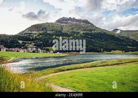 Suisse, canton des Grisons, Silvaplana, rive du lac Silvaplana avec village en arrière-plan Banque D'Images