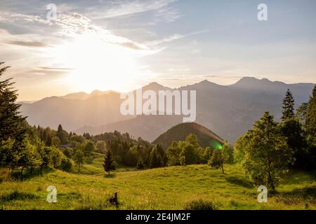 Vue panoramique sur la chaîne de montagnes au coucher du soleil sur le lac Idro, Lombardie, Italie Banque D'Images