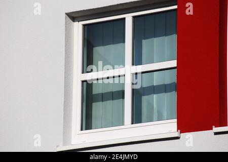 Nouvelle fenêtre blanche avec barres muntin Banque D'Images