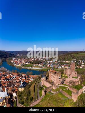 Allemagne, Bade-Wurtemberg, Wertheim am main, vue en hélicoptère du ciel bleu clair au-dessus du château de Wertheim et de la ville environnante en été Banque D'Images