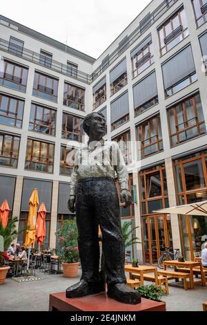 Statue d'un homme dans la cour du restaurant Theodor Tucher près de la porte de Brandebourg, Mitte, Berlin, Allemagne Banque D'Images