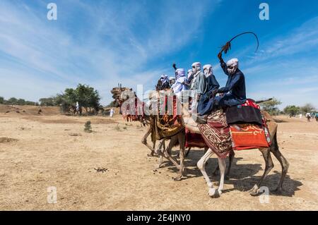 Des coureurs de chameaux colorés à un festival tribal, Sahel, Tchad Banque D'Images