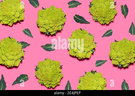 Motif de chou-fleur Romanesco sur fond rose Banque D'Images