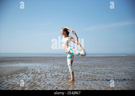 Woman at beach against sky Banque D'Images