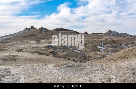 Paysage avec des volcans de boue Banque D'Images