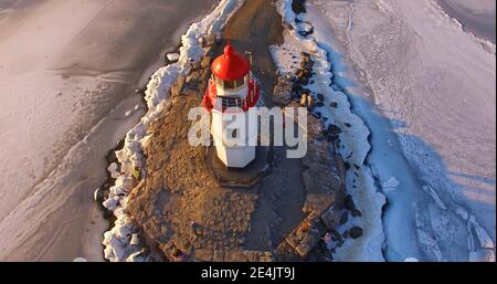 Étude aérienne du paysage marin avec vue sur le phare de Tokarevsky. Vladivostok, Primorsky Krai. Banque D'Images