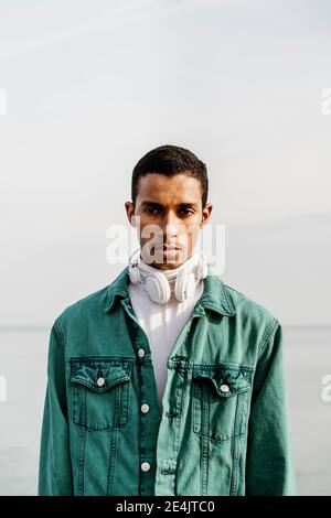 Triste jeune homme contre le ciel Banque D'Images