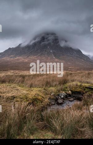 Image spectaculaire et épique du paysage de Buachaville Etive Mor et de la rivière Etive dans Scottish Highlands, un matin d'hiver avec moody ciel et éclairage Banque D'Images