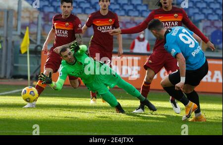 Rome, Italie. 23 janvier 2021. Roberto Piccoli de Spezia, à droite, prend la tête du match de football entre Roma et Spezia au stade olympique, alors que le gardien de but Roma Pau Lopez tente de sauver le ballon lors de la série italienne. Crédit: Riccardo de Luca - mise à jour des images/Alamy Live News Banque D'Images