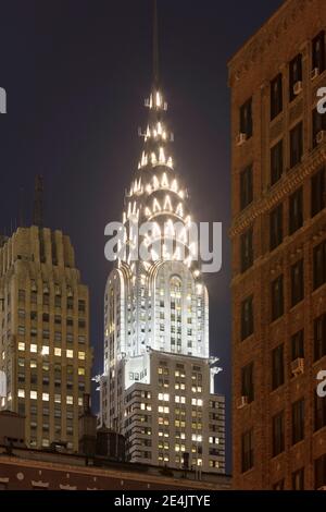 États-Unis, New York, New York, Chrysler Building illuminé la nuit Banque D'Images