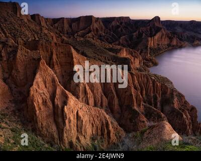 Formations d'argile érodée de Burujon Canyon au crépuscule, Espagne Banque D'Images