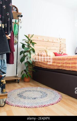 Tapis fait main au sol dans la chambre à la maison Banque D'Images